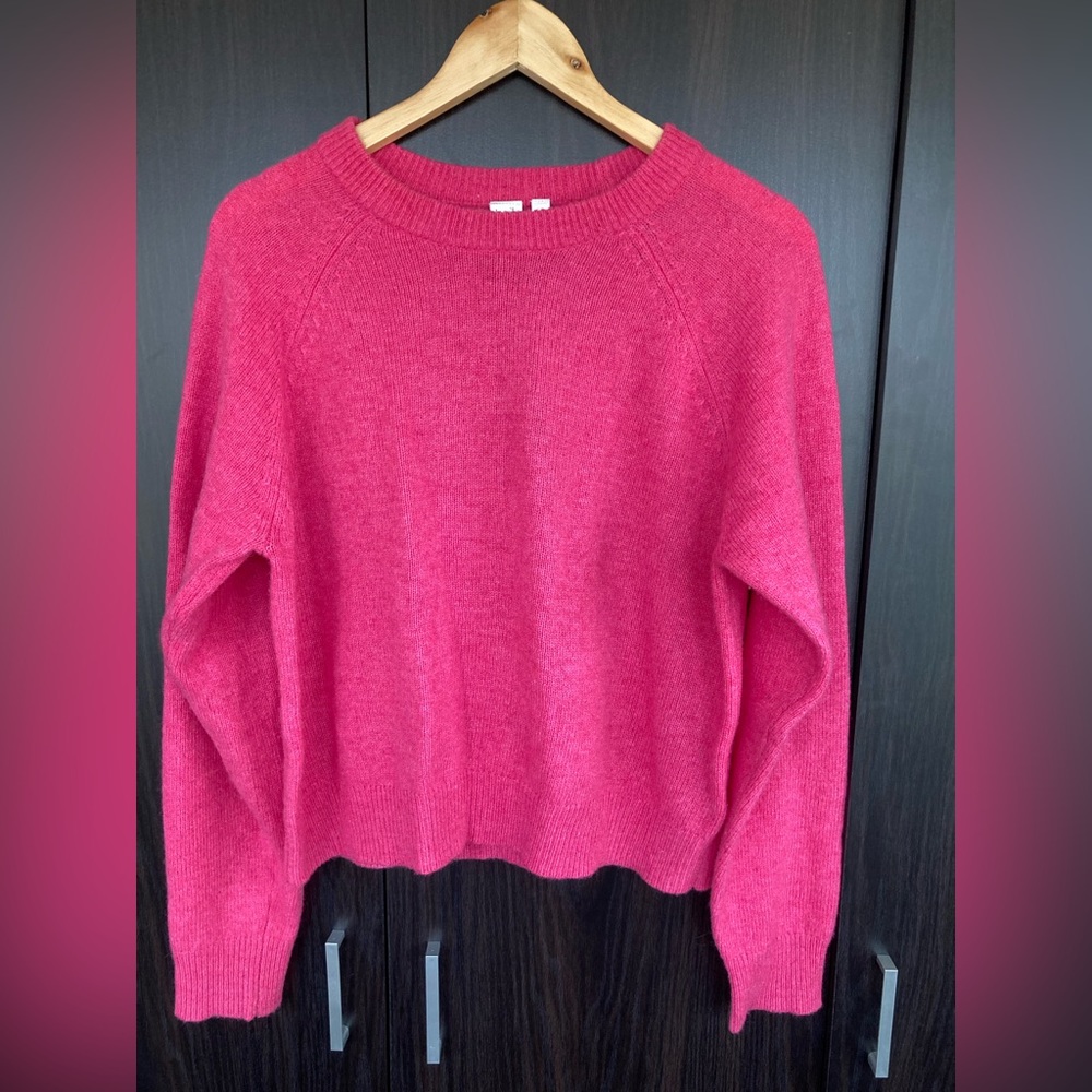 Adorable lambs wool sweater, sizeL